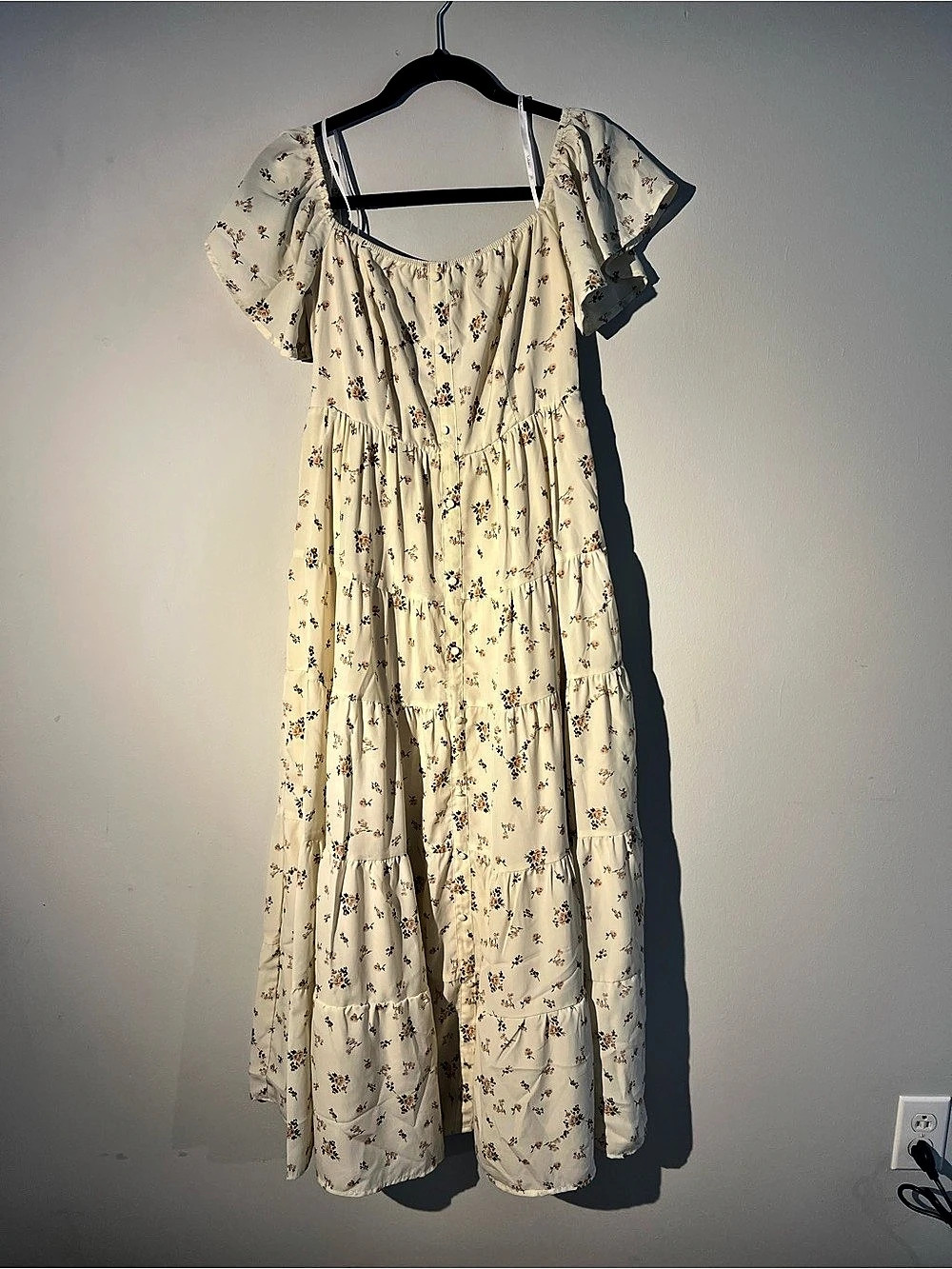 Lulus Floral Maxi Dress in Cream Size Medium Like New